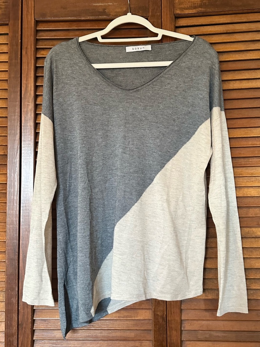 Kokun bamboo cashmere Two-Tone gray and tan V-Neck Sweater size medium